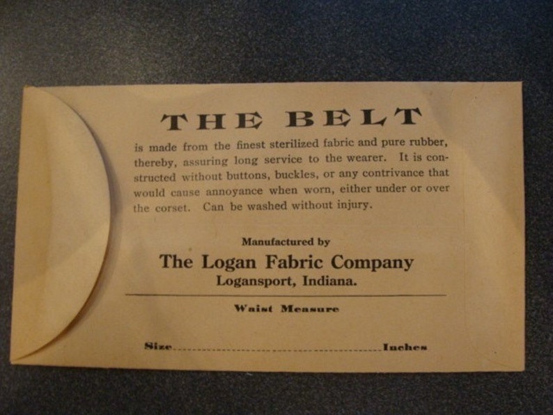 以下が含まれることがあります： 白いラベルが付いた茶色の紙の封筒。ラベルには「THE BELT is made from the finest sterilized fabric and pure rubber, thereby, assuring long service to the wearer. It is constructed without buttons, buckles, or any contrivance that would cause annoyance when worn, either under or over the corset. Can be washed without injury. Manufactured by The Logan Fabric Company Logansport, Indiana. Waist Measure Size Inches」と書いてある。