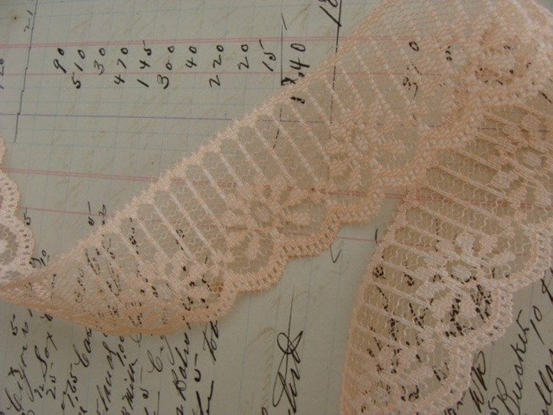 2 Yrds Gorgeous Vintage Scalloped Lace image 1