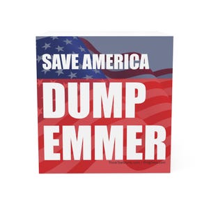 Puede incluir: Un producto rectangular blanco con el texto "SAVE AMERICA DUMP EMMER" en letras blancas en negrita. El fondo presenta un diseño de bandera estadounidense ondeando en rojo, blanco y azul.