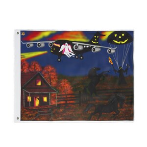 Puede incluir: Una bandera rectangular que muestra una escena nocturna oscura con un avión de carga negro decorado con una cara de calabaza, un fantasma blanco, una calabaza en paracaídas, una parca con antorcha y guadaña, dos caballos negros y una cabaña iluminada.
