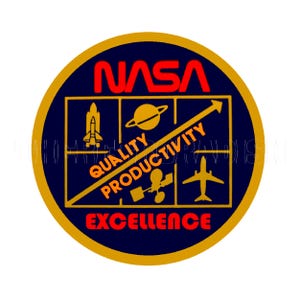 Etiqueta adhesiva de la NASA, Administración Nacional de Aeronáutica y del Espacio de EE. UU., década de 1980, con mensaje de Excelencia en la Productividad y la Calidad.