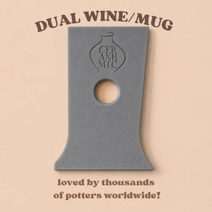 Puede incluir: Una herramienta de alfarería gris, plana y en forma de T con un orificio circular en el centro. La herramienta presenta un icono de jarrón en relieve con el texto CER ANH MIC. Arriba está el texto DUAL WINE/MUG y abajo loved by thousands of potters worldwide!