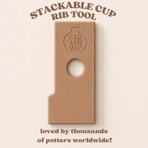 Puede incluir: Una herramienta de alfarería rectangular de color marrón claro con un orificio circular recortado y un logotipo en forma de jarrón con el texto CER ANH MIC. El texto STACKABLE CUP RIB TOOL aparece arriba, y loved by thousands of potters worldwide! abajo.