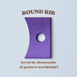 Op de afbeelding: Een paars aardewerk ribgereedschap met een gebogen rand en een cirkelvormige uitsparing in het midden. Het gereedschap heeft een reliëf vaasicoon met de tekst CER ANH MIC. De tekst ROUND RIB staat erboven en loved by thousands of potters worldwide! eronder.