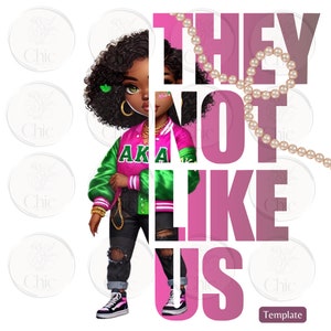 Peut inclure: Illustration numérique d'une femme noire portant une veste rose et verte avec les lettres "AKA" sur le devant. Elle se tient devant un fond rose avec le texte "They Not Like Us" en lettres blanches. Un collier de perles est drapé sur le texte.