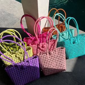 リサイクルプラスチック製ハンドメイド編みかご型マーケットバッグ（小）