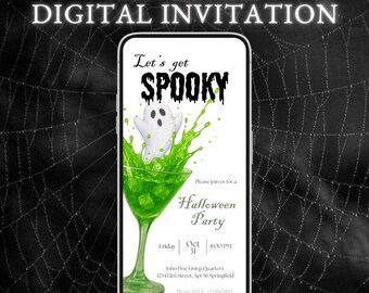 Könnte beinhalten: Digitale Halloween-Party-Einladung auf einem Smartphone-Bildschirm. Das Design zeigt einen grünen Cocktail mit einem Geist, die Worte "Let's get SPOOKY" und Veranstaltungsdetails. Der Hintergrund ist ein schwarzes Spinnennetz.