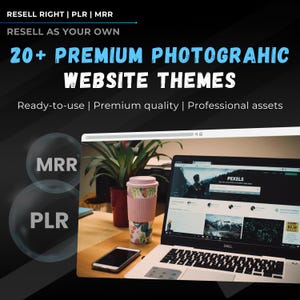 Könnte beinhalten: Ein Laptop mit einer geöffneten Website auf dem Bildschirm. Die Website heißt "Pexels" und zeigt verschiedene Bilder. Der Laptop steht auf einem Schreibtisch mit einer Pflanze, einer Tasse und einem Handy. Der Text "RESELL RIGHT | PLR | MRR" befindet sich oben im Bild. Der Text "RESELL AS YOUR OWN" befindet sich darunter. Der Text "20+ PREMIUM PHOTOGRAPHIC WEBSITE THEMES" befindet sich darunter. Der Text "Ready-to-use | Premium quality | Professional assets" befindet sich darunter. Der Text "MRR" und "PLR" befindet sich in Kreisen auf der linken Seite des Bildes.