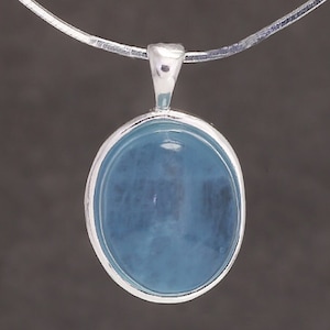 Collar de aguamarina en plata de ley: joyería minimalista con piedras preciosas
