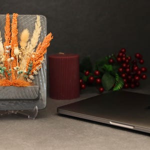 Timeless Gift for Mom-Elegant ceramic art with dried and artificial flowers. A refined Mother’s Day surprise, perfect for every living space