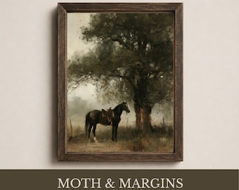Puede incluir: Una impresión artística enmarcada que muestra un caballo oscuro con silla de montar bajo un gran árbol frondoso en un paisaje atmosférico y apagado. La obra está en un marco de madera marrón oscuro, capturando una escena natural sombría.