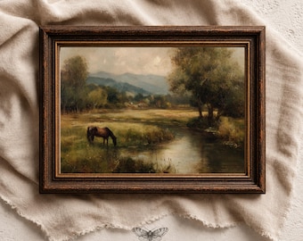 Puede incluir: Un óleo de paisaje en un marco de madera ornamentado de color marrón oscuro que representa un caballo marrón pastando en un prado junto a un río tranquilo. El fondo muestra colinas y árboles bajo un cielo nublado. El texto MOTH & MARGINS es visible.