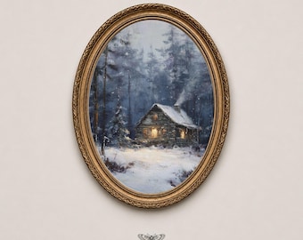 Könnte beinhalten: Ein ovaler, verzierter goldener Rahmen mit einem Gemälde einer rustikalen Blockhütte in einem verschneiten, dunklen Wald. Die Hütte hat leuchtend gelbe Fenster und Rauch steigt aus dem Schornstein auf. Unter dem Rahmen steht der Text MOTH & MARGINS.