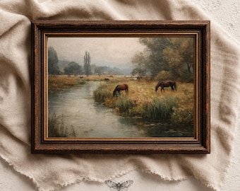 Puede incluir: Una pintura de paisaje rectangular en un marco de madera marrón oscuro que representa un río que fluye a través de un campo de hierba con varios caballos marrones pastando cerca del agua bajo un cielo suave y nublado. El texto MOTH & MARGINS aparece debajo.