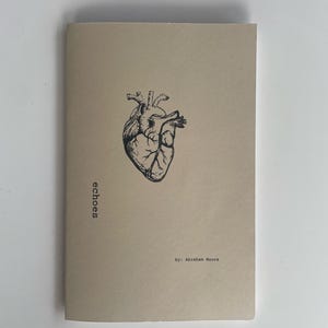 Puede incluir: Una cubierta de libro de color beige con una ilustración en blanco y negro de un corazón. El texto "echoes" está impreso verticalmente en el lado izquierdo de la cubierta. El texto "by: Abraham Moore" está impreso en la parte inferior de la cubierta.