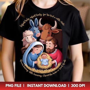 Könnte beinhalten: Schwarzes T-Shirt mit einer Illustration der Geburt Christi. Das Design zeigt Maria, Josef, das Jesuskind, einen Esel, ein Schaf und eine Kuh. Der Text enthält "Infant holy..." und "Oxen lowing..."
