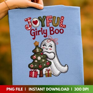 以下が含まれることがあります： 赤と緑の「JOYFUL Girly Boo」の文字が入った水色の生地。ピンクのリボンをつけた白いお化けがクリスマスツリーとプレゼントを持っています。「PNG FILE | INSTANT DOWNLOAD | 300 DPI」の文字が下にあります。
