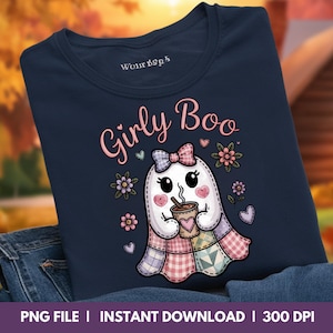 以下が含まれることがあります： ネイビーブルーのTシャツ。"Girly Boo"のグラフィックデザイン。コーヒーカップを持った可愛いお化け、花とハートが描かれています。お化けはパッチワークのスカートとリボンを着用。テキスト「PNG FILE | INSTANT DOWNLOAD | 300 DPI」が下部にあります。