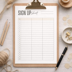 Peut inclure: Un presse-papiers en bois avec une "SIGN UP Sheet" et des lignes numérotées. Un stylo noir, des crayons et des éléments décoratifs entourent le presse-papiers. La feuille a une palette de couleurs neutres, avec une pince dorée en haut.