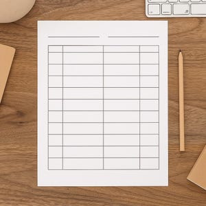 Op de afbeelding: Een blanco wit papier met een raster van horizontale en verticale lijnen, waardoor een tabel ontstaat. Een houten potlood en een klein bruin notitieboekje liggen op een houten oppervlak. Een computertoetsenbord is zichtbaar op de achtergrond.