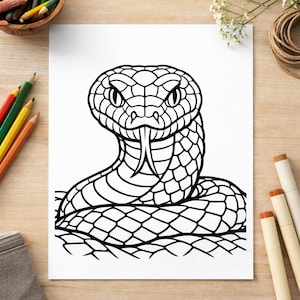 Könnte beinhalten: Schwarz-Weiß-Illustration einer Schlange. Die Schlange ist aufgerollt, mit erhobenem Kopf und ausgestreckter Zunge. Das Kunstwerk zeigt detaillierte Schuppen und einen intensiven Blick, ideal zum Ausmalen.