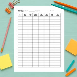 Pode incluir: Um papel branco intitulado "My tips" com uma grade para rastrear gorjetas, detalhes de turnos e horas trabalhadas. O papel é cercado por material de escritório, incluindo canetas, notas adesivas e clipes de papel, em uma superfície azul clara.