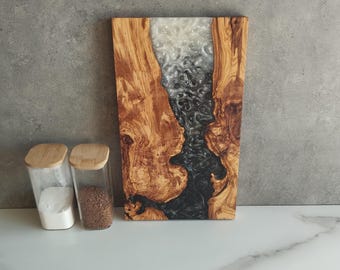 Personlig charkuteribricka i olivträ, serveringsbricka i epoxiharts