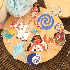 Peut inclure: Une collection d'écussons en tissu colorés représentant des personnages et des symboles d'un film d'animation populaire. Les écussons comprennent une femme, un cochon, un coq et d'autres motifs, disposés sur une surface en bois.