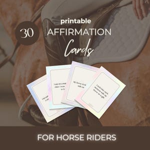 Op de afbeelding: Een set afdrukbare affirmatiekaarten voor paardenliefhebbers. De kaarten hebben een parelmoeren rand en bevatten positieve affirmaties. De afbeelding bevat de tekst "30 AFFIRMATION Cards" en "FOR HORSE RIDERS".
