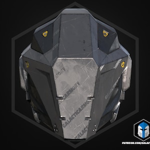 Könnte beinhalten: Ein futuristischer, kantiger Helm in Grau- und Schwarztönen mit Gebrauchsspuren. Der Helm hat gelbe Akzente und den Text "GALACTIC ARMORY" und "AV ARMOR". Das Design deutet auf ein Science-Fiction- oder Cosplay-Thema hin.