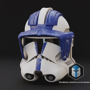 Può includere: Un casco bianco e blu dall'aspetto usurato. Il casco presenta una visiera, due aperture per gli occhi e una prominente striscia blu sulla parte superiore. Il testo "PATREON.COM/GALACTICARMORY" è visibile in basso a destra.