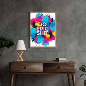 Peut inclure: Une affiche de motivation avec un fond abstrait coloré et le texte "DO EPIC SHIT" en blanc.