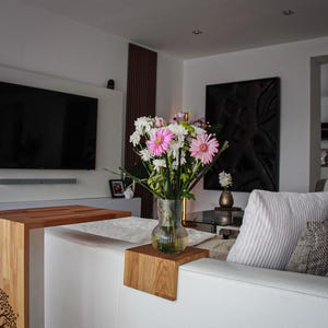 Könnte beinhalten: Ein Set aus drei Keramikbechern mit gesprenkelter, matter Oberfläche. Die Becher sind in Creme-, Hellgrau- und Dunkelgrautönen gehalten. Jeder Becher hat ein schlichtes, minimalistisches Design und einen abgerundeten Griff.