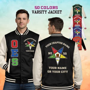 Pode incluir: Casaco universitário preto com mangas brancas e gola e punhos listrados. A frente apresenta as letras "OES" em vermelho, azul e verde. A parte de trás exibe um emblema de estrela e o texto "Your Chapter Name" e "Your Name or Your City."