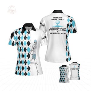 Könnte beinhalten: Weißes Golf-Shirt mit einem schwarzen und blauen Rautenmuster. Das Shirt hat auf der Vorderseite eine Grafik mit einem Skelett-Golfer und auf der Rückseite den Text "Ich war heute einen unter! Einen unter... einem Baum, einen unter... einem Busch und einen unter... Wasser."