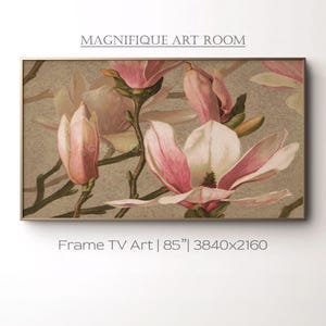 Può includere: Stampa floreale incorniciata con fiori di magnolia rosa e bianca su uno sfondo tenue. L'opera d'arte include il testo "MAGNIFIQUE ART ROOM" e "Frame TV Art | 85" | 3840x2160". Lo stile è vintage e botanico.