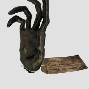 Könnte beinhalten: Rustikales Holzschild mit dem Text "Welcome to our home" in weißer Schrift. Das Schild hat eine Used-Optik und ein schlichtes, einladendes Design, ideal für eine Veranda oder einen Eingangsbereich.