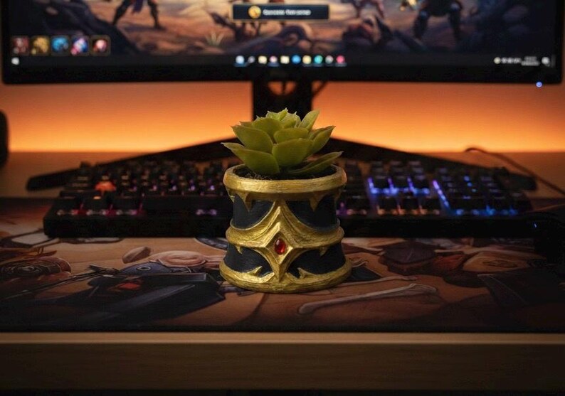 World of Warcraft inspired succulant planter (plant included) Black