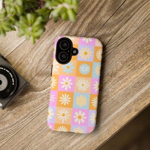 Funda para teléfono Retro Daisy a cuadros | Funda resistente con estampado floral de tablero de ajedrez en tonos pastel, funda danesa para iPhone y Samsung, regalo para ella. imagen 1