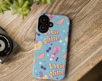Puede incluir: Una funda de smartphone azul claro con un patrón repetitivo de gafas de sol rosas, cerezas, esmaltes de uñas y tubos de brillo labial con la etiqueta glossy girl, con el texto amarillo I love glitter entre iconos de estrellas blancas.