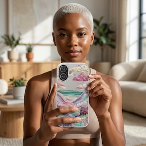 Könnte beinhalten: Eine transparente Smartphone-Hülle mit einem strukturierten Reliefdesign, das eine Landschaft mit sanften Hügeln in Rosa-, Lila- und Grüntönen zeigt, ergänzt durch stilisierte rosa und weiße Wolken auf hellem Hintergrund.