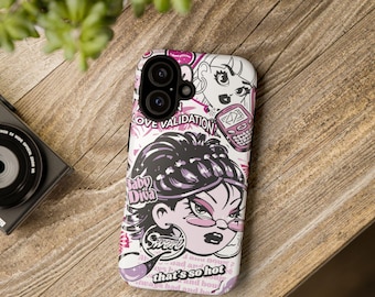 Puede incluir: Una funda de smartphone blanca con un collage de ilustraciones gráficas en negro y rosa, que incluye un personaje estilizado de pelo oscuro, un teléfono móvil y el texto "LOVE VALIDATION", "Baby Diva", "Sweet" y "that's so hot".