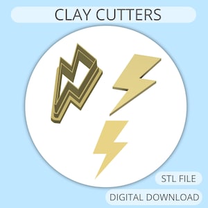 Può includere: Immagine di taglierini per argilla a forma di fulmini. L'immagine include tre disegni di fulmini in tonalità oro, con il testo "CLAY CUTTERS", "STL FILE" e "DIGITAL DOWNLOAD". I taglierini a forma di fulmine sono su un cerchio bianco su sfondo azzurro.