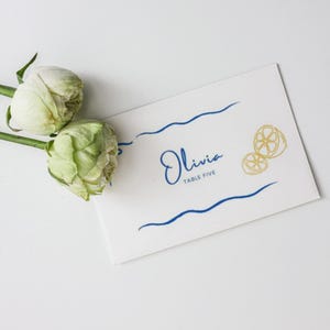 Tarjetas de lugar para despedida de soltera de inspiración italiana, Postitano, azul y amarillo, limones, lazo, líneas onduladas, Italia
