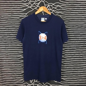 Può includere: Una t-shirt blu navy con una grafica bianca e blu di un globo con il testo "3>4" e "Know Your Enemy" stampato su di essa.