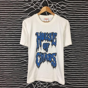 以下が含まれることがあります： 白いTシャツに、青いグラフィックプリントが施されています。プリントには「House of Chaos」と書いてあり、青い塗料が垂れています。
