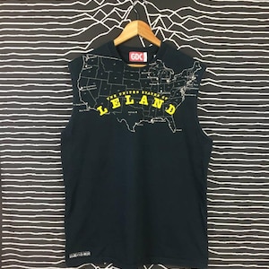 Puede incluir: Una camiseta negra sin mangas con un mapa de los Estados Unidos impreso en la parte delantera. El mapa está delineado en blanco y el texto "The United States of Leland" está impreso en amarillo en el medio del mapa.