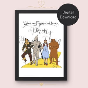 Puede incluir: Una impresión digital enmarcada con una ilustración estilizada de cuatro personajes caminando sobre un camino amarillo. El texto "Lions and Tigers and bears, Oh my!" aparece sobre las figuras, que incluyen un espantapájaros, un hombre de hojalata, una niña y un león.