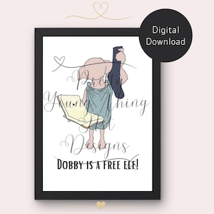 Könnte beinhalten: Ein gerahmter Digitaldruck mit einer Strichzeichnung eines Hauselfen in einer blauen Tunika, der ein offenes Buch in der einen und eine dunkle Socke in der anderen Hand hält. Der Text "DOBBY IS A FREE ELF!" ist unten in Schwarz auf dem Bild gedruckt.