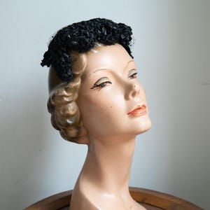 Cappello con alone nero anni &#39;40/&#39;50 / Cappello in rafia anni &#39;40/&#39;50 fiocchi di velluto / Smerlato / Gotico